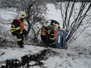 Popadané stromy i dopravní nehody, hasiči se během pátku nezastavili.