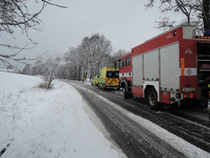 Popadané stromy i dopravní nehody, hasiči se během pátku nezastavili.