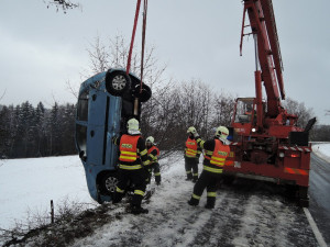 Popadané stromy i dopravní nehody, hasiči se během pátku nezastavili.