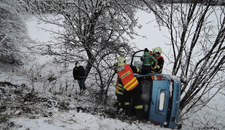 Popadané stromy i dopravní nehody, hasiči se během pátku nezastavili.