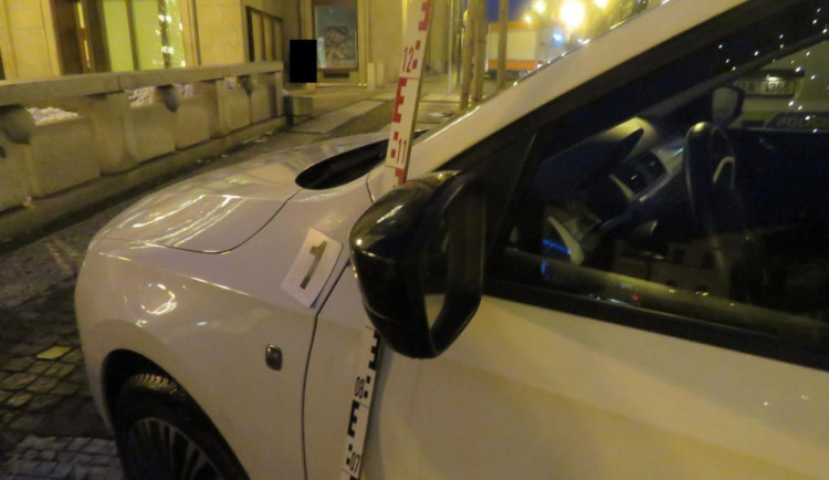 Policisté hledají řidiče, který v centru Jablonce naboural zaparkované auto a ujel.