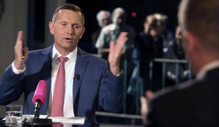 Jaromír Soukup při měření kaprů od oka.