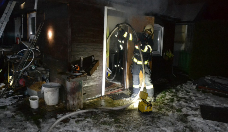 Požár zahradní chatky způsobil nevhodně namontovaný komín, majitel za to vyfasuje pokutu.