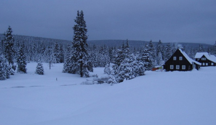 V noci teplota na Jizerce klesla pod minus 23 stupňů.