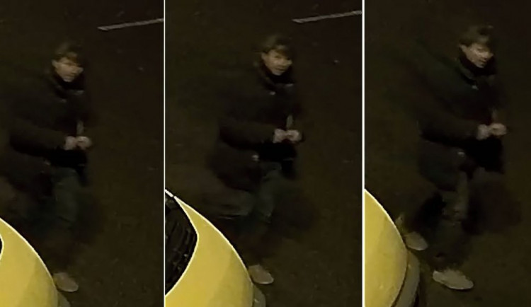 Poznáváte muže z fotografie? Policisté by si s ním rádi popovídali.