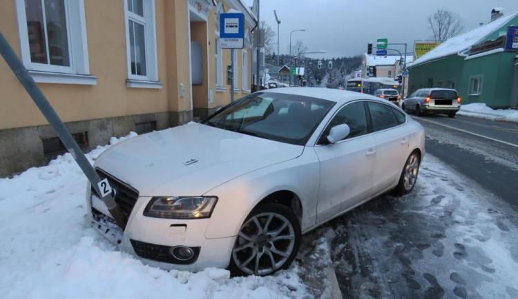 Řidič Audi zabránil střetu s před ním jedoucím automobilem, naboural ale do značky