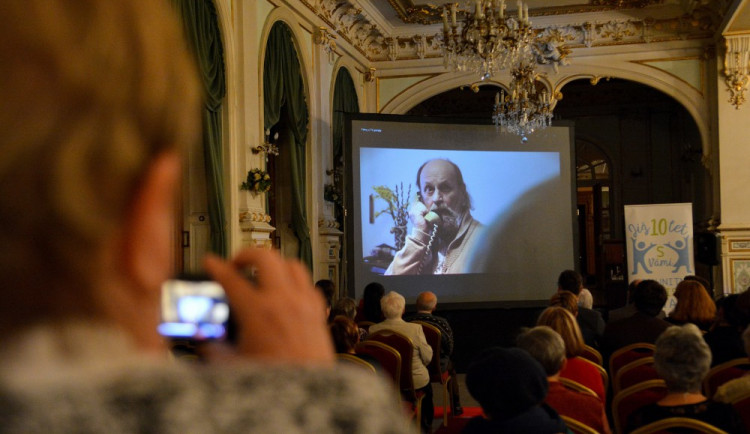 Premiéra v Kavárně Pošta.