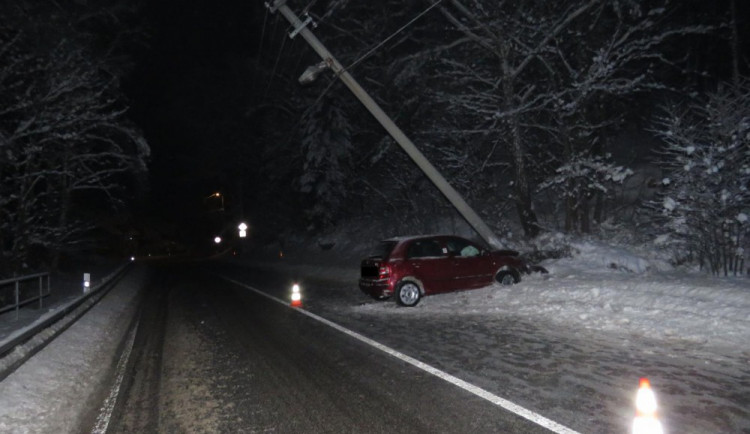 Podnapilá řidička přerazila sloup ve Smržovce, policie musela silnici uzavřít na téměř pět hodin.