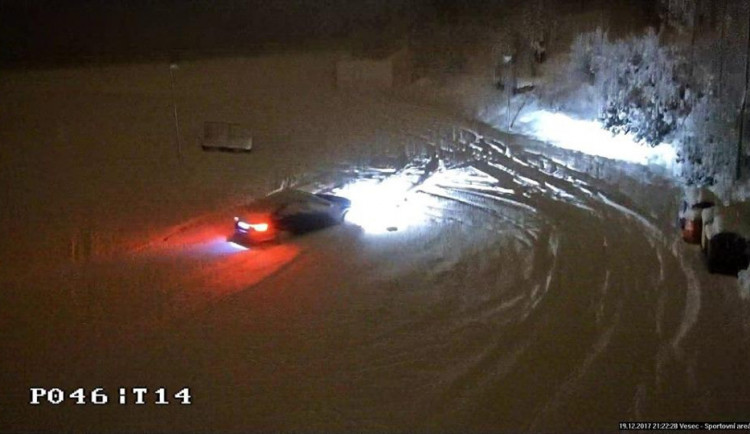 Auto jezdilo po běžkařské trati.