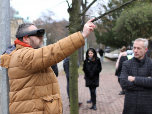 Richard Charvát s HoloLens na místě budoucí zastávky. Sleduje ho Jan Stolín