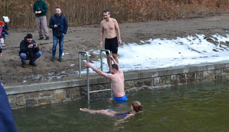 Obnovené Lesní koupaliště v Liberci otestovali dnes otužilci.