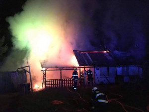 VIDEO: Zahradní chatka shořela. Požár likvidovaly tři jednotky hasičů