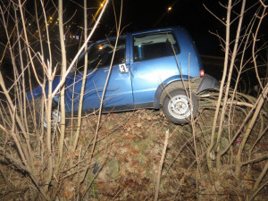 Nehoda u Textilany. Opilý řidič s autem vylétl ze silnice, před policisty utíkal