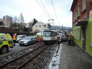 Ve Vratislavicích vjelo BMW pod tramvaj. Řidič z auta vyvázl otřesený