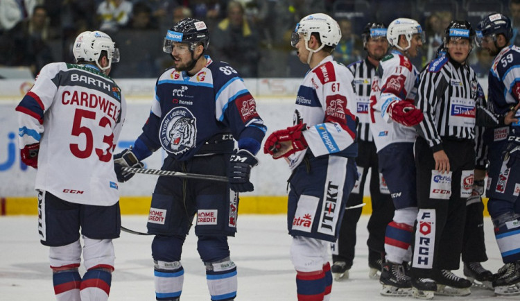 Tygři se utkají s Pardubicemi před vyprodanou arénou.