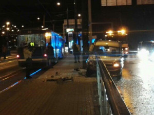 FOTO: Řidička nezvládla řízení a narazila do zábradlí u zastávky U Lomu. Nehoda se obešla bez zranění