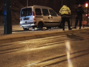 Řidička nezvládl řízení a narazila do zábradlí u zastávky U Lomu..