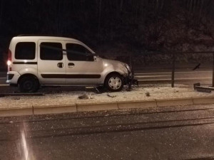 Řidička nezvládl řízení a narazila do zábradlí u zastávky U Lomu..