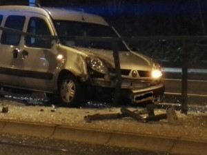 Řidička nezvládl řízení a narazila do zábradlí u zastávky U Lomu..