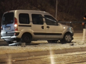 Řidička nezvládl řízení a narazila do zábradlí u zastávky U Lomu..