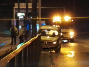 Řidička nezvládl řízení a narazila do zábradlí u zastávky U Lomu..