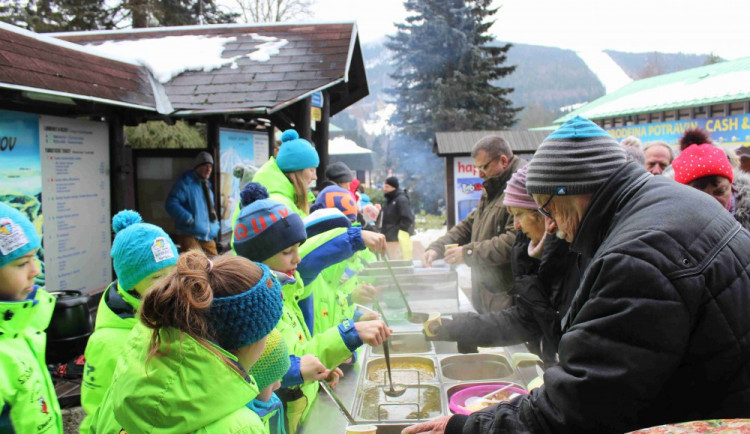 Novoroční česnečka v Harrachově.