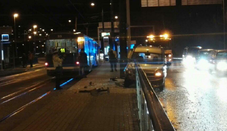 Řidička nezvládl řízení a narazila do zábradlí u zastávky U Lomu..