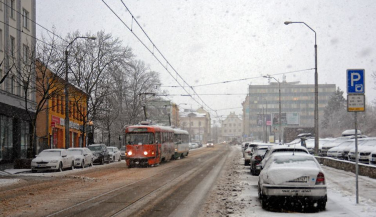 Vydatné sněžení zkomplikovalo dopravu, policie hlásí několik dopravních nehod napříč celým krajem