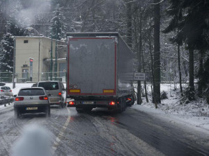 V Libereckém kraji kvůli sněžení vázla doprava, připadlo až 15 centimetrů sněhu