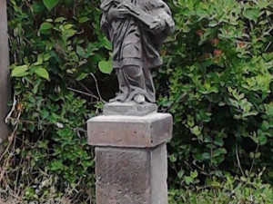 Zloději ukradli pískovcovou sochu sv. Jana Nepomuckého. Policie žádá veřejnost o spolupráci