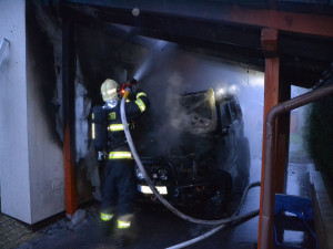 FOTO: Zkrat autobaterie způsobil milionovou škodu. Auto lehlo popelem, požár poškodil i dům