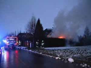Zkrat autobaterie způsobil milionovou škodu. Auto lehlo popelem, požár poškodil i dům.