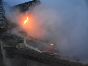 Zkrat autobaterie způsobil milionovou škodu. Auto lehlo popelem, požár poškodil i dům.
