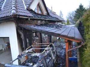 Zkrat autobaterie způsobil milionovou škodu. Auto lehlo popelem, požár poškodil i dům.