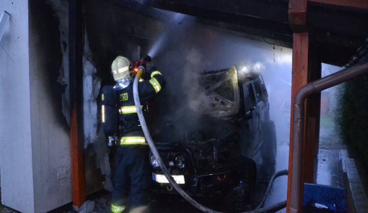 Zkrat autobaterie způsobil milionovou škodu. Auto lehlo popelem, požár poškodil i dům.
