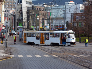 V centru Liberce vykolejila tramvaj, doprava na trati stojí