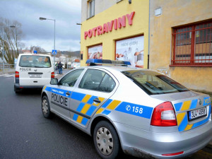 Policisté ve Vratislavicích vyšetřují přepadení večerky.