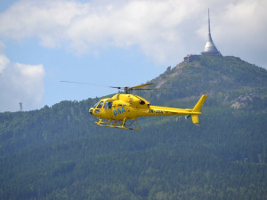 Další střet automobilu s chodcem. Zraněnou školačku transportoval vrtulník do Prahy