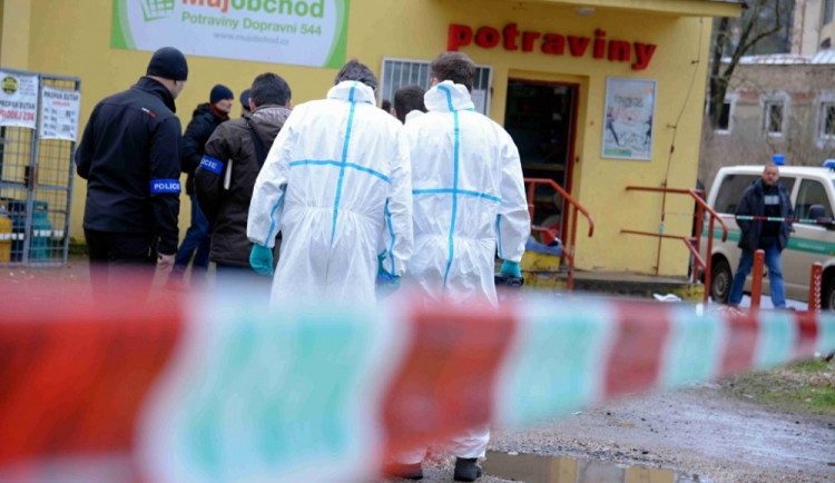 Policisté ve Vratislavicích vyšetřují přepadení večerky.