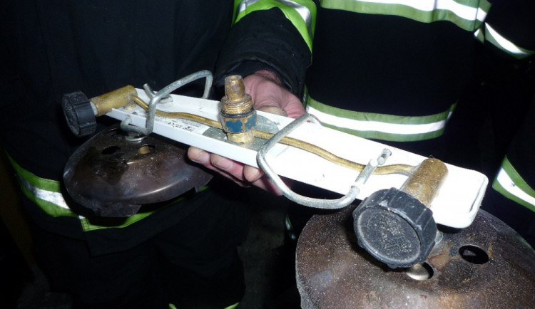 Jednu z lahví nájemník bytu odšrouboval.