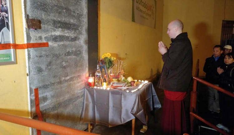 Vietnamská komunita se v pátek večer sešla u vratislavické večerky. Vzpomněli na brutálně ubodanou ženu.