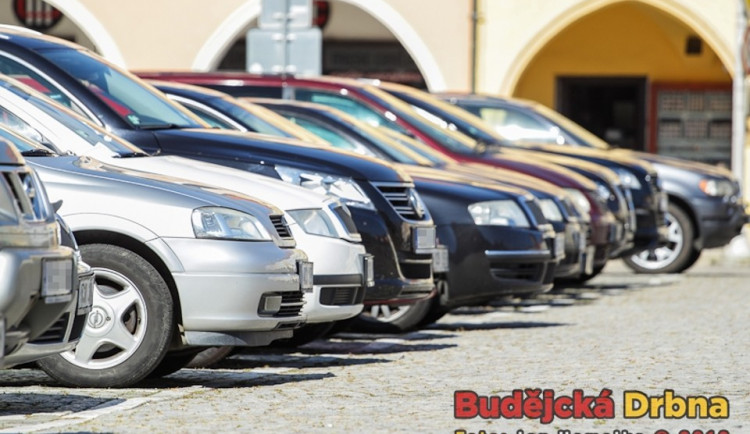 Muž skákal u náměstí po zaparkovaných vozidlech. Policie ho ihned dopadla