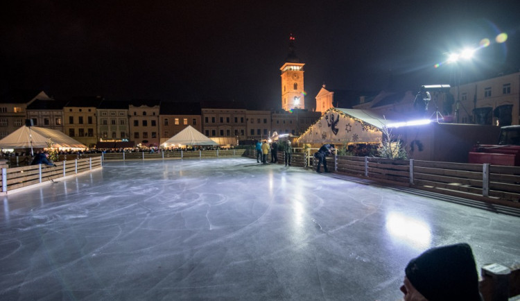 Kluziště na náměstí bude otevřené i zítra. Rozhodl velký zájem