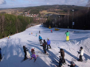 Zimní střediska v Libereckém kraji zažila volnější víkend. Podmínky na kopcích nejsou ideální