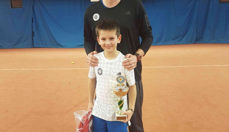 Jonáš Kučera s trenérem Majšajdrem.