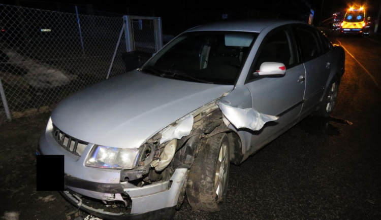 Řidič pod vlivem drog naboural do Fabie. Policisté zjistili, že je na něho vydán příkaz k zatčení.