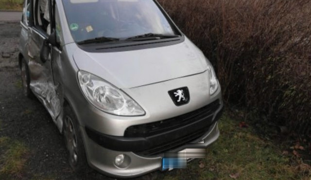 Bouraný peugeot, ve kterém si chtěl zloděj prý dobít mobil