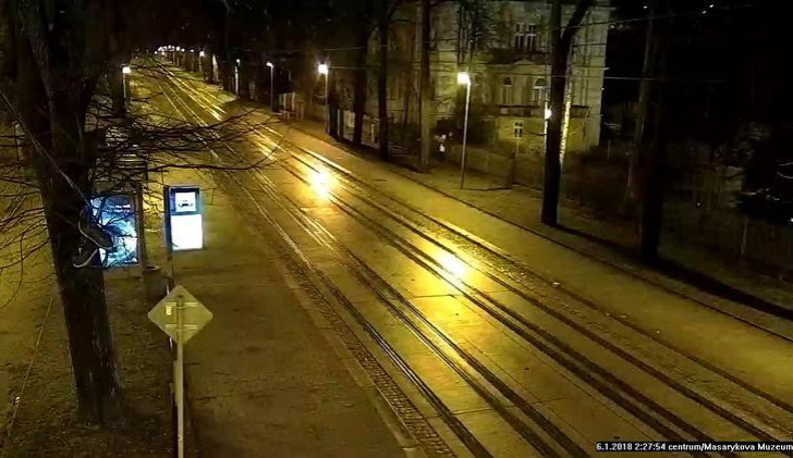 Vandalové se vyřádili na lampách, celou dobu je sledovala kamera městské policie.