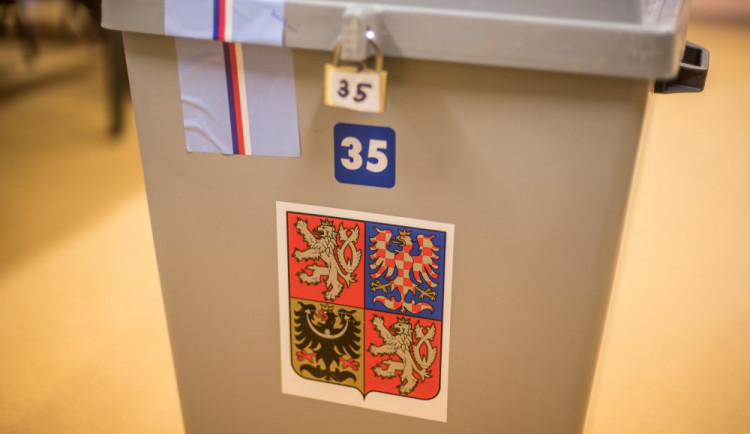 PŘEHLED: Miloš Zeman se o prezidentský post utká s Jiřím Drahošem