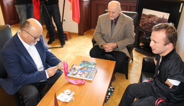 Hendikepovaný plavec Petráček dostal ocenění od primátora